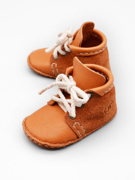 Babyschuhe aus Echtleder Farbe Cognac geschnuert mit Namen personalisierbar