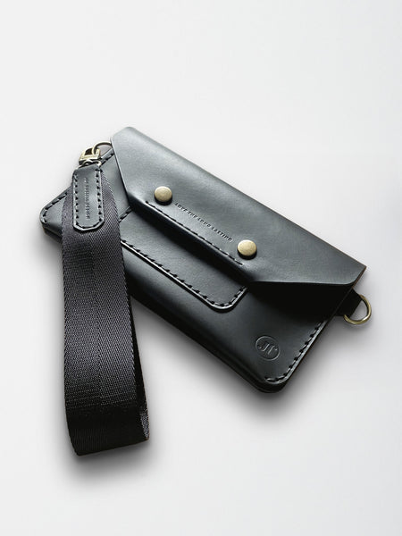Clutch Crosbody Umhaengetasche aus Echtleder handgenaeht Farbe schwarz mit Handgurt