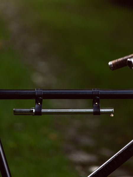 Fahrrad Luftpumpenhalter aus Leder Farbe Schwarz mit Blind Praegung