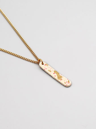 Halskette mit Lederanhaenger Slim Stripe creme gespraenkelt 18K vergoldet