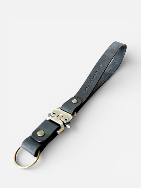 Kameragurt aus Leder Farbe Schwarz gepraegt und personalisierbar mit Schnellwechselsystem