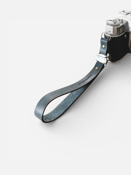 Kameragurt aus schwarzem Leder mit Schnellwechselsystem fuer Kamera
