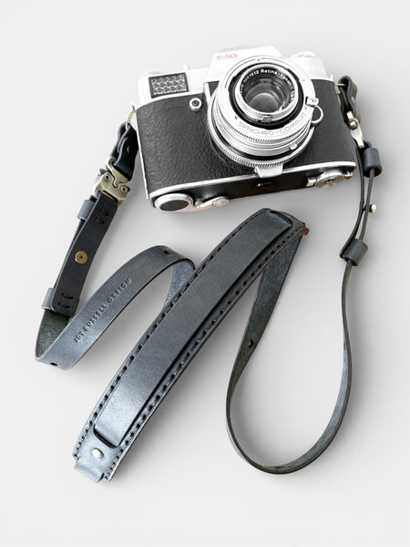 Kameragurt handgenaeht aus schwarzem Leder mit Schnellwechselsystem