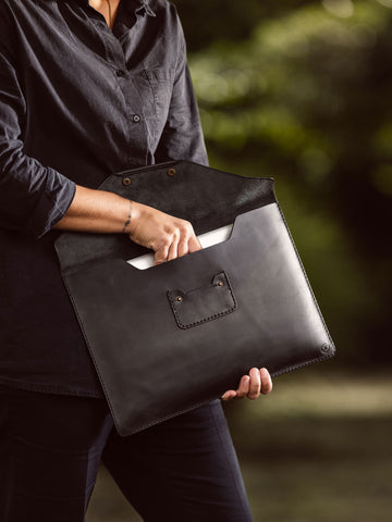 Laptoptasche aus Leder Farbe Schwarz personalisiert