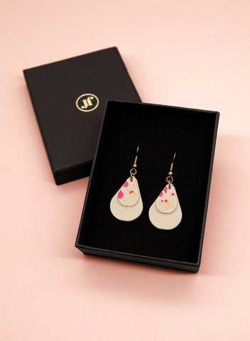 Leder-Ohrringe Ohrstecker Teardrops Creme gesprenkelt