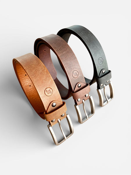 Lederguertel Farbe Schwarz Dunkelbraun und Cognac mit Logo-Praegung und Matt Silberschnalle