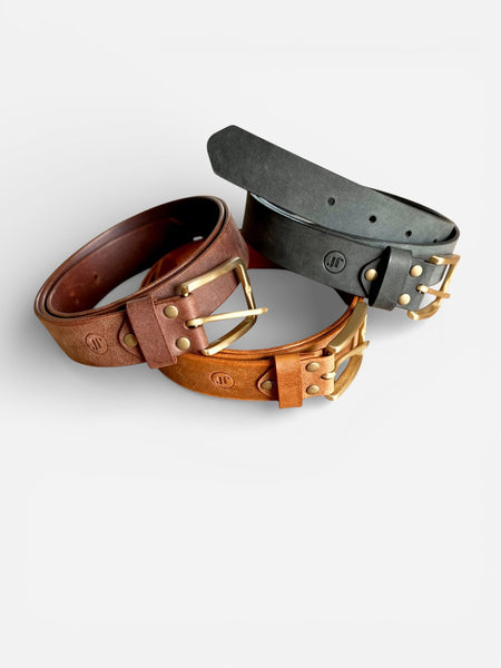 Lederguertel Farbe Schwarz Dunkelbraun und Cognac mit Logo-Praegung und Schnalle aus Messing