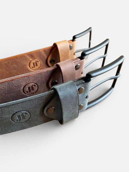 Lederguertel Farbe Schwarz Dunkelbraun und Cognac mit Logo-Praegung und matt schwarze Schnalle