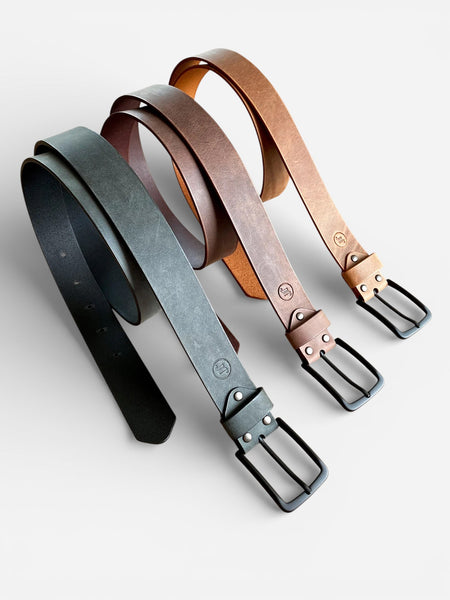 Lederguertel Farbe Schwarz Dunkelbraun und Cognac mit Logo-Praegung und schwarzer Guertelschnalle