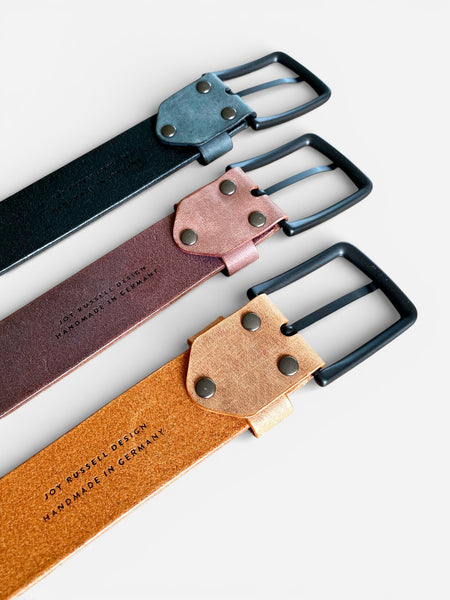 Lederguertel Farbe Schwarz Dunkelbraun und Cognac mit Schwarzer Folien-Praegung und matt schwarze Guertelschnalle