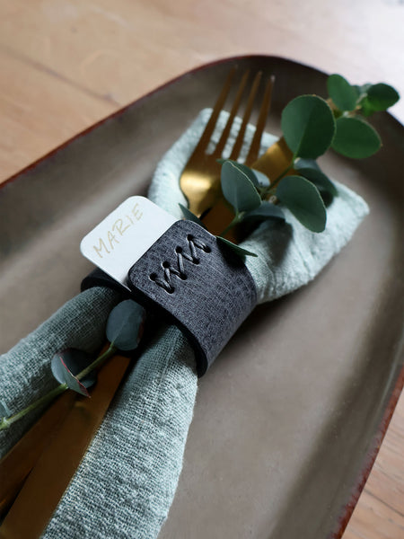 Serviettenringe handgenaeht aus Lede fuer Namensschild