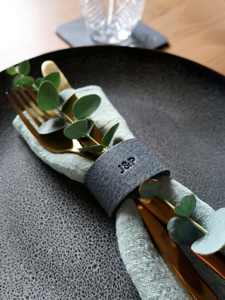 Serviettenringe handgenaeht aus Leder Farbe Dunkelgrau personalisierbar