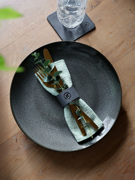 Serviettenringe handgenaeht aus Leder personalisiert mit Logo Praegung