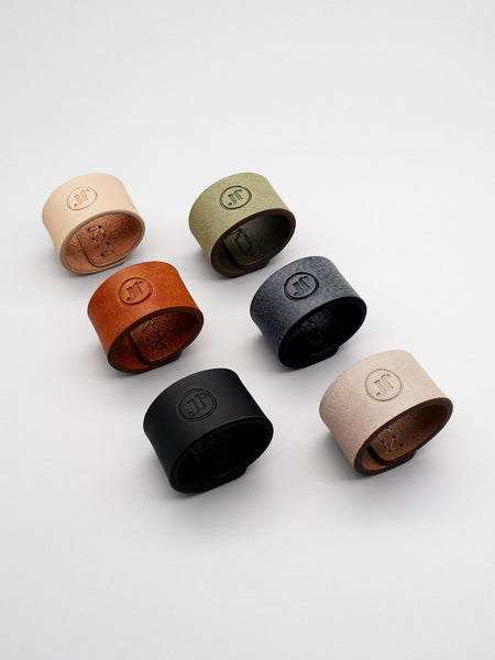 Serviettenringe handgenaeht aus Leder personalisiert mit initalen oder Logo