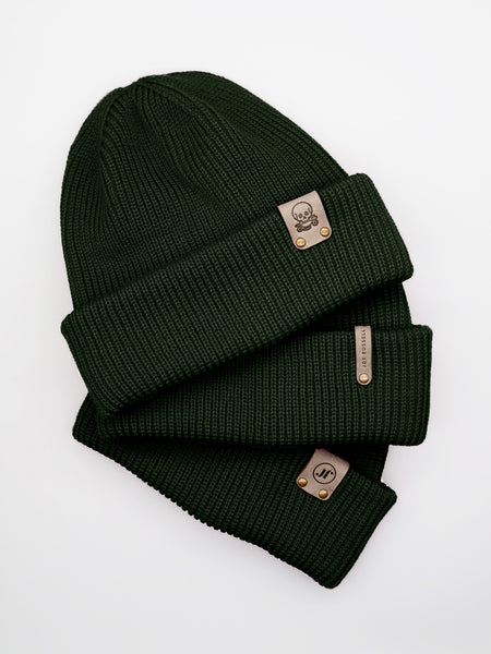 Strickmuetze aus Merinowolle Farbe Olive mit Lederpatch Praegeoption