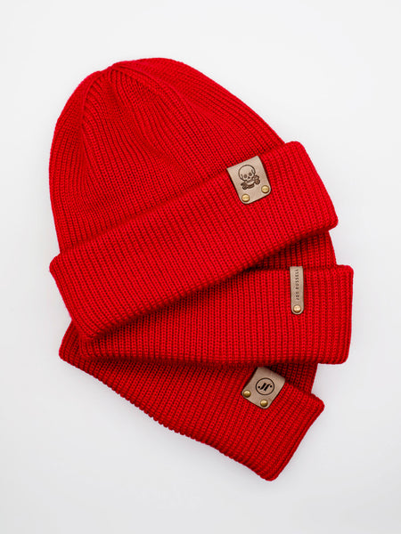 Strickmuetze aus Merinowolle Farbe Rot mit Lederpatch Praegeoption