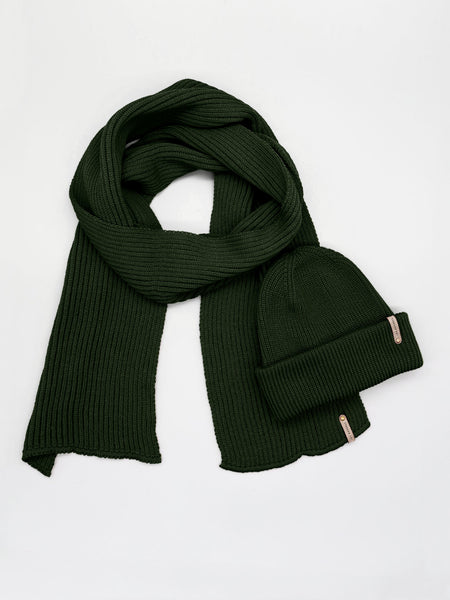 Strickmuetze und Schal aus Merinowolle Olive mit Lederpatch