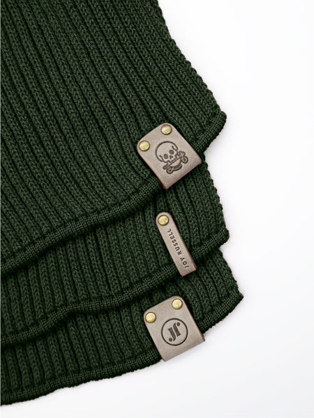 Strickschal aus Merinowolle Farbe Olive mit Lederpatch Praegeoption