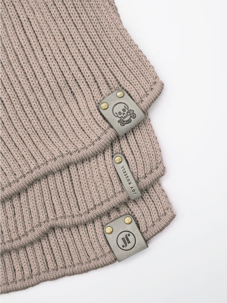 Strickschal aus Merinowolle Farbe Sand mit Lederpatch Praegeoption