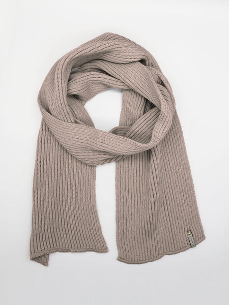 Strickschal aus Merinowolle Farbe Sand mit Lederpatch