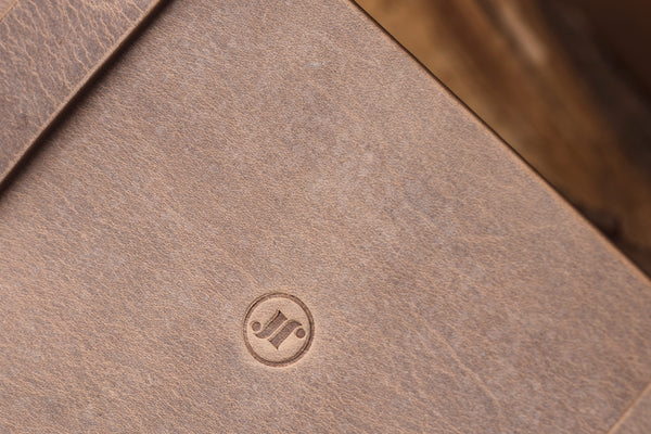Brennholztasche Kaminholztasche Leder Farbe Taupe mit Logo-Praegung