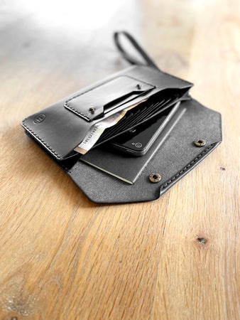 Clutch aus Leder handgenaeht Farbe Schwarz personalisierbar