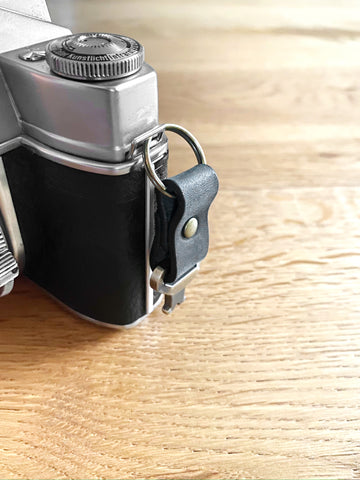 Kamera Schnellwechselschnalle Leder Farbe Schwarz mit Altmessing Niete