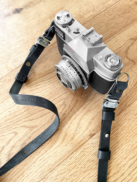 Leder Kameragurt verstellbar in schwarz mit Knopfnieten und Schnellwechselschnallen