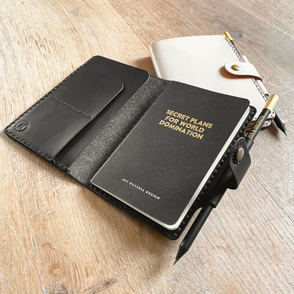 Reise-Organizer Farbe schwarz und Natur mit Stift und Notizbuch