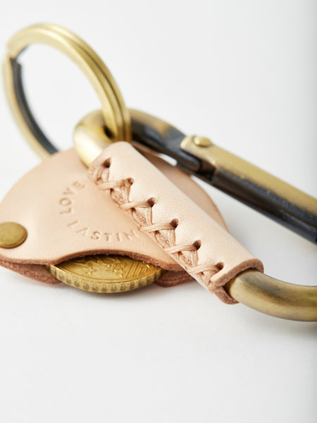 Schlüsselanhänger aus Echtleder handgenäht mit geprägtem Chiphalter