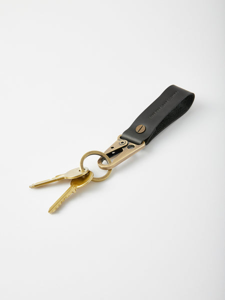 Schlüsselanhänger aus schwarzem Echtleder mit Karabinerhaken aus Messing